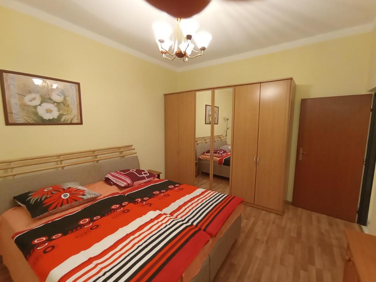 Apartments Captain Flint Praga Esterno foto