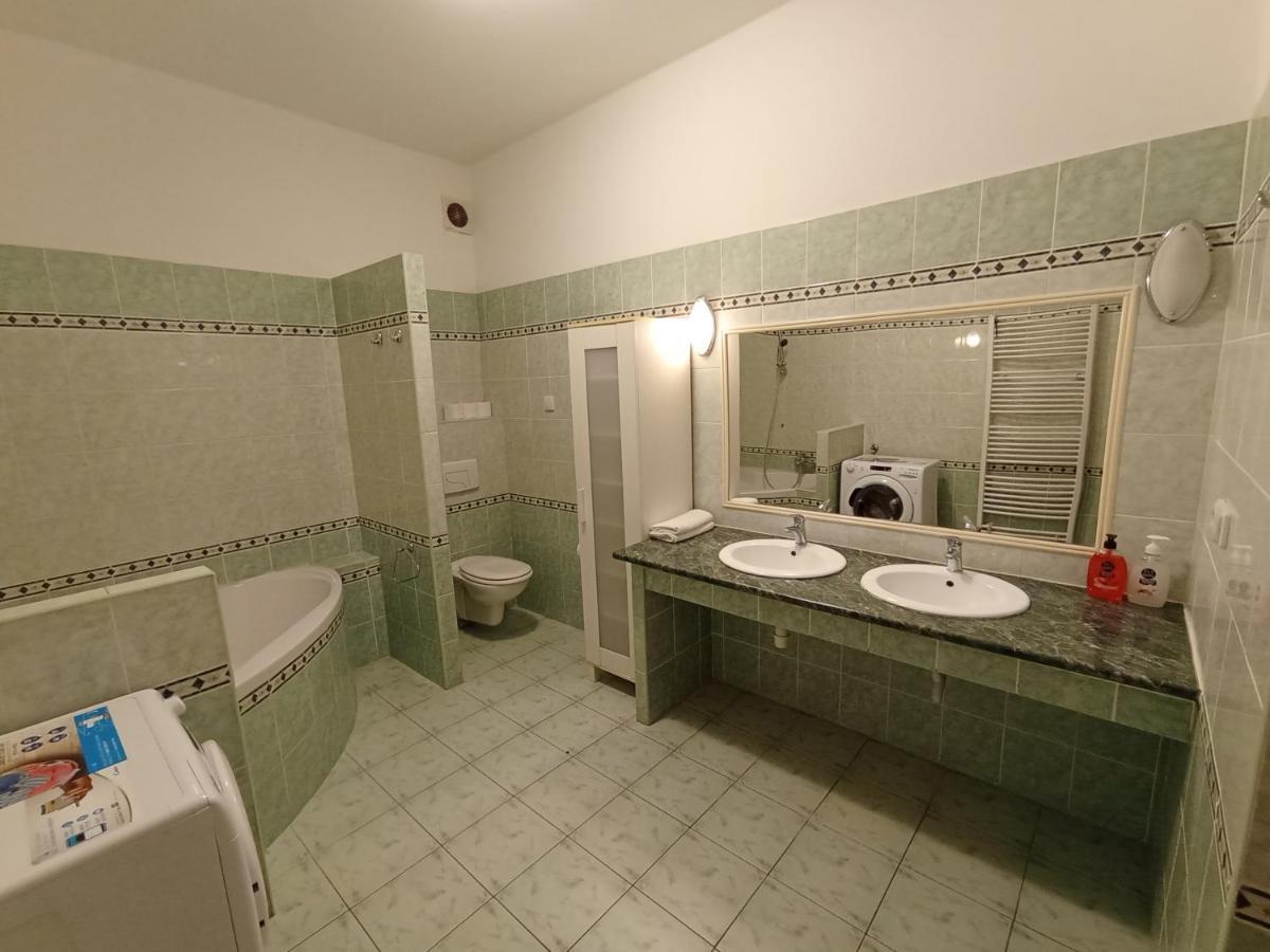 Apartments Captain Flint Praga Esterno foto